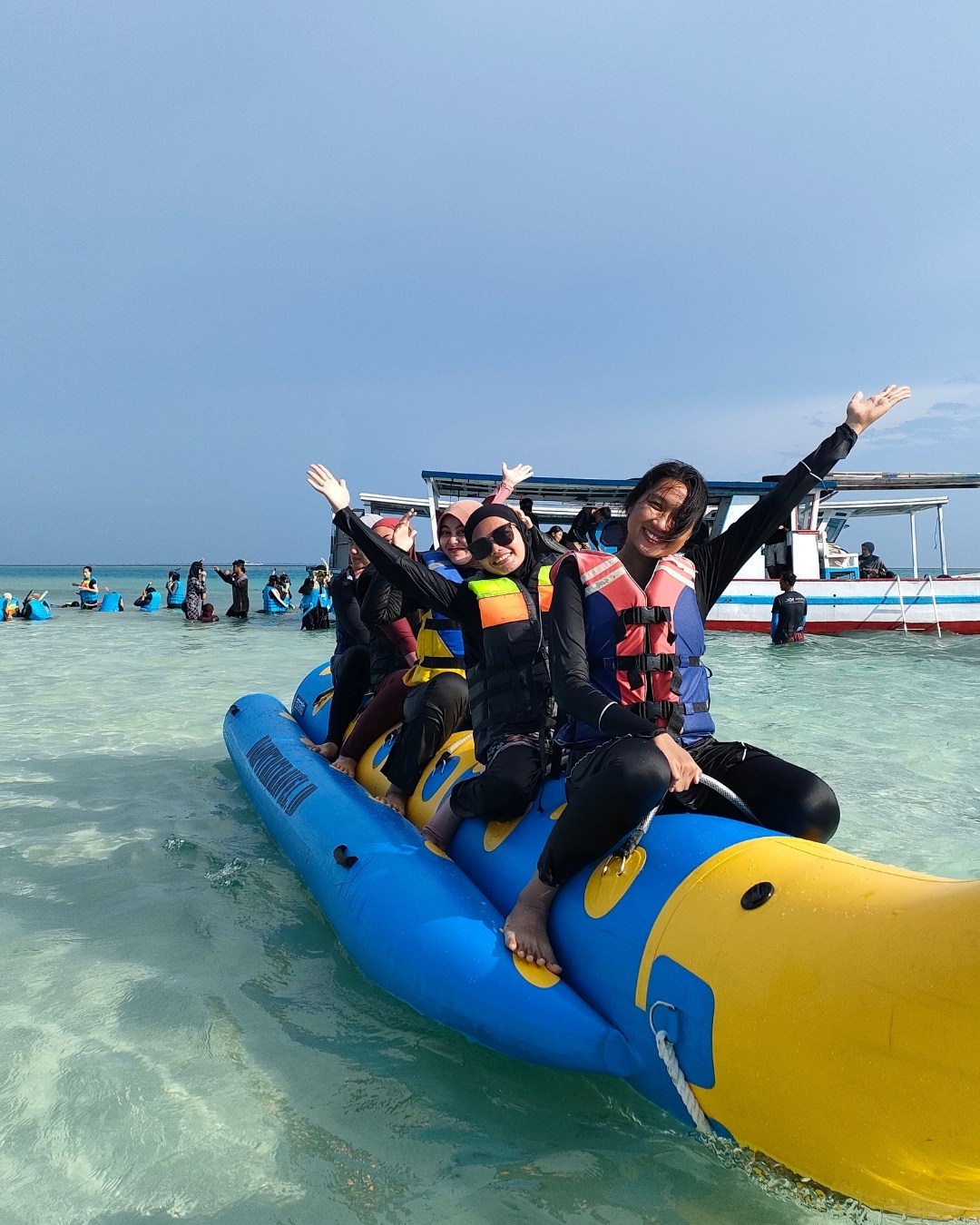 Traveler menikmati keindahan Pulau Seribu