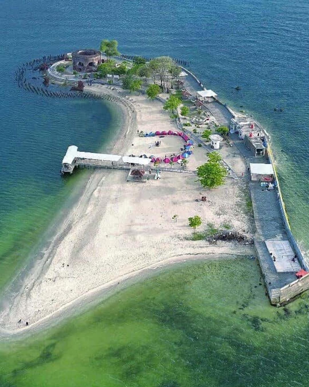 Snorkeling di perairan jernih Pulau Seribu
